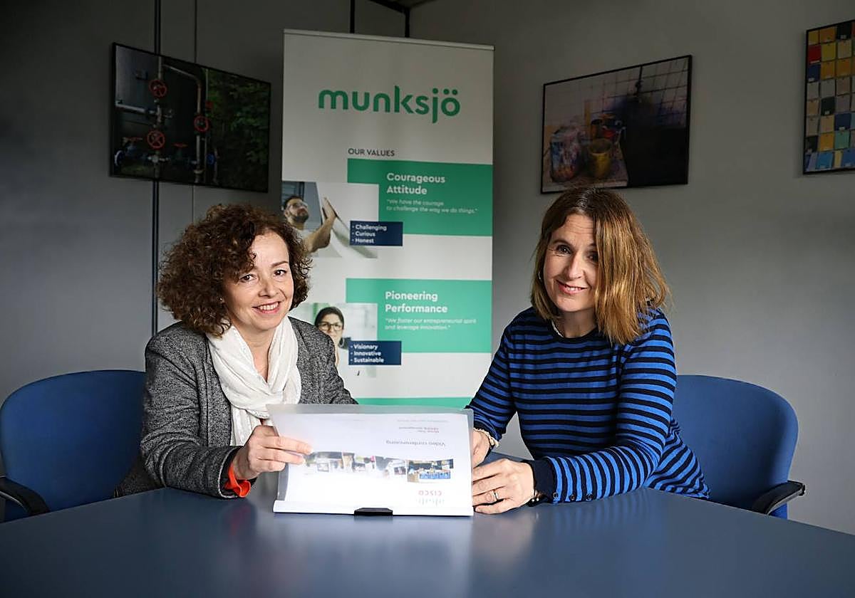 Nerea Olarreaga y Amaia Olazabal en las oficinas de Munksjö Tolosa.