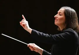 Ariane Matiakh dirige a la Orquesta de Toulouse y el Orfeón en el Halle aux Grains en el ensayo de la mañana, antes del concierto de la noche.