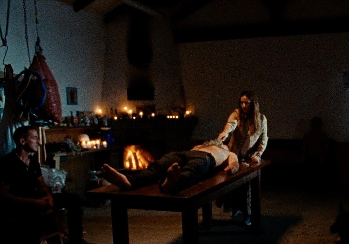 'Entre carn i os' abestiaren bidekliparen irudi bat.