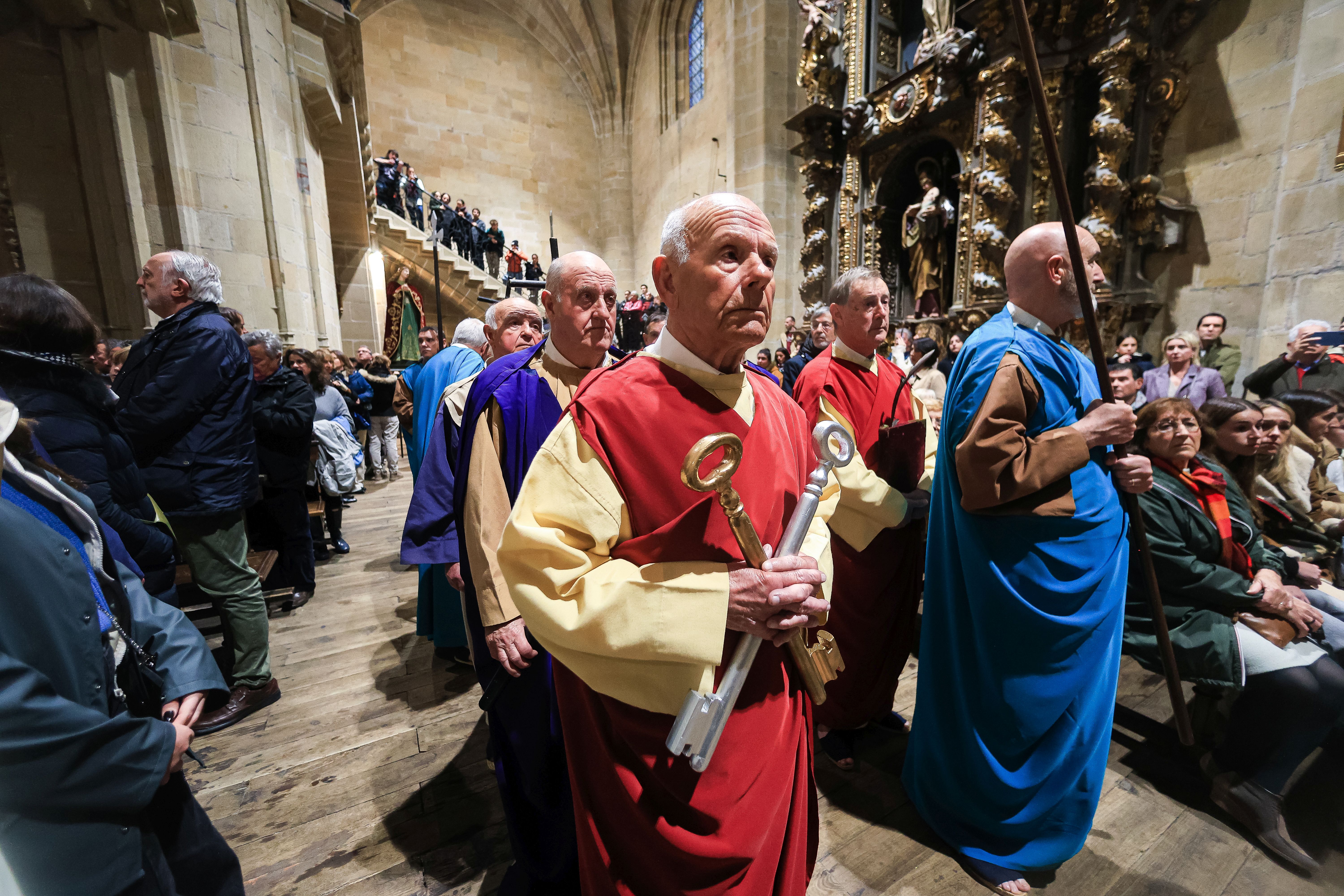 La lluvia confina la procesión dentro de la parroquia en Hondarribia