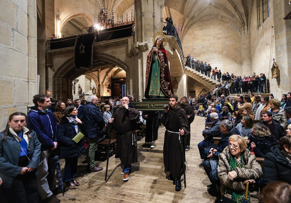 La lluvia confina la procesión dentro de la parroquia en Hondarribia