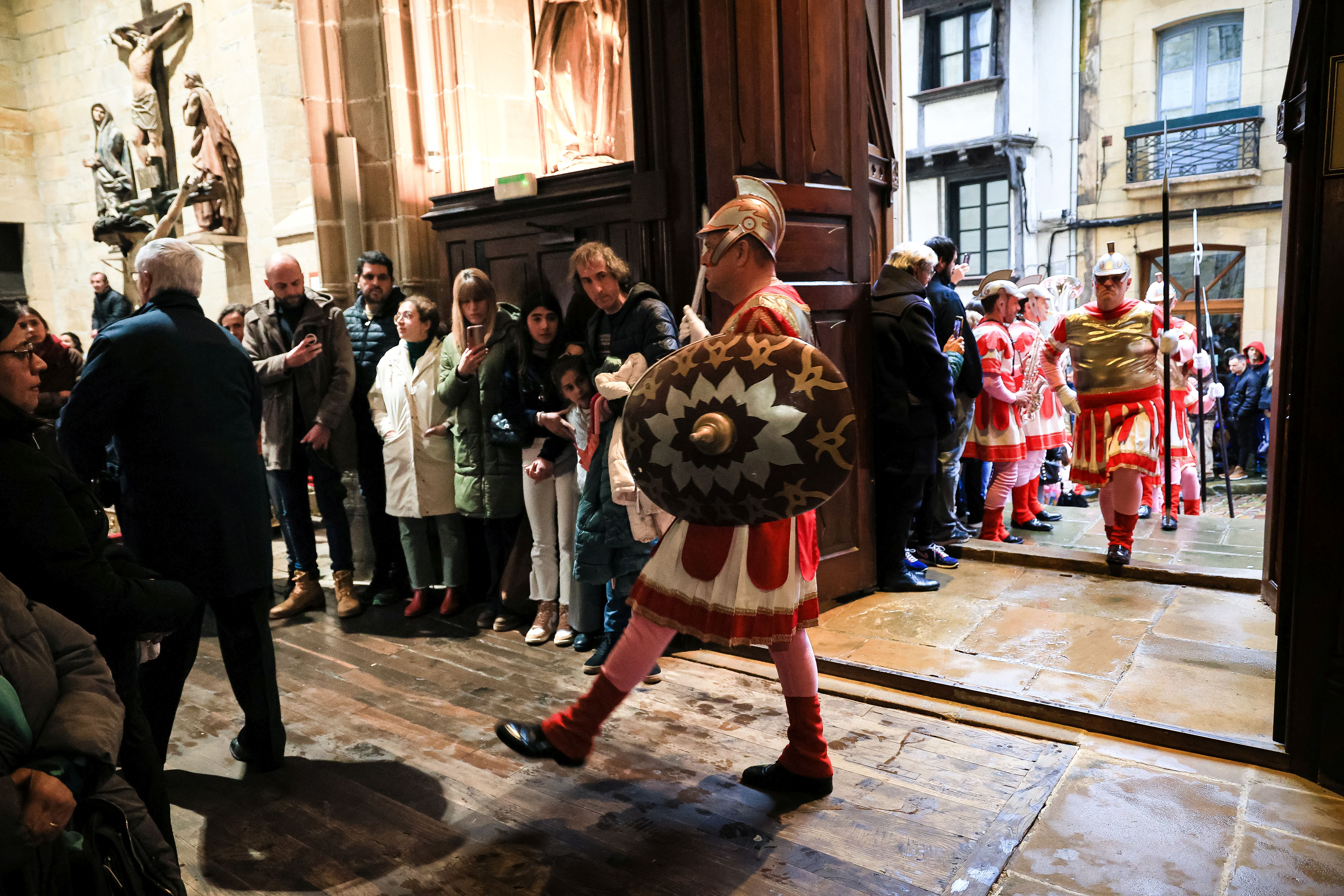 La lluvia confina la procesión dentro de la parroquia en Hondarribia