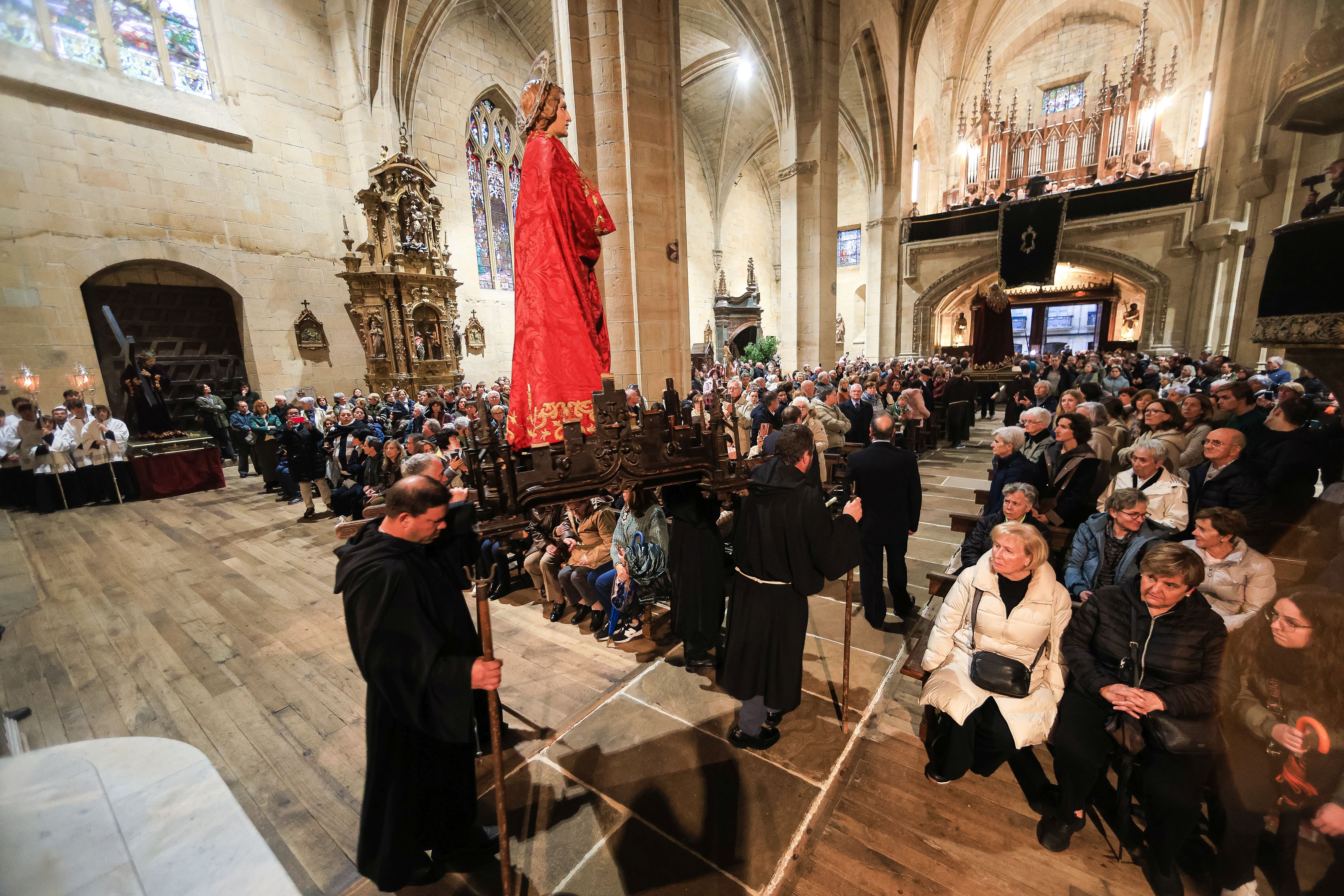 La lluvia confina la procesión dentro de la parroquia en Hondarribia