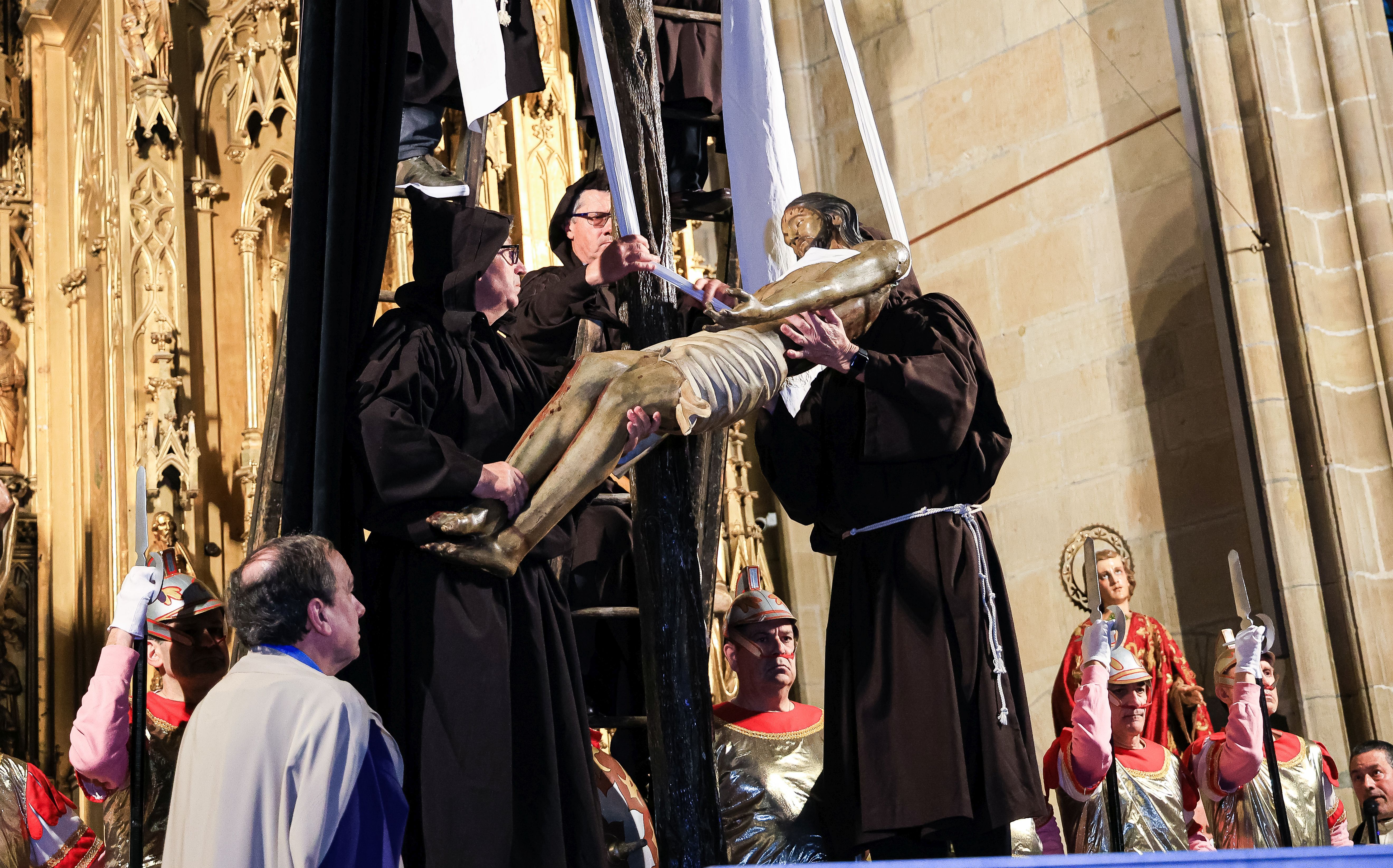 La lluvia confina la procesión dentro de la parroquia en Hondarribia