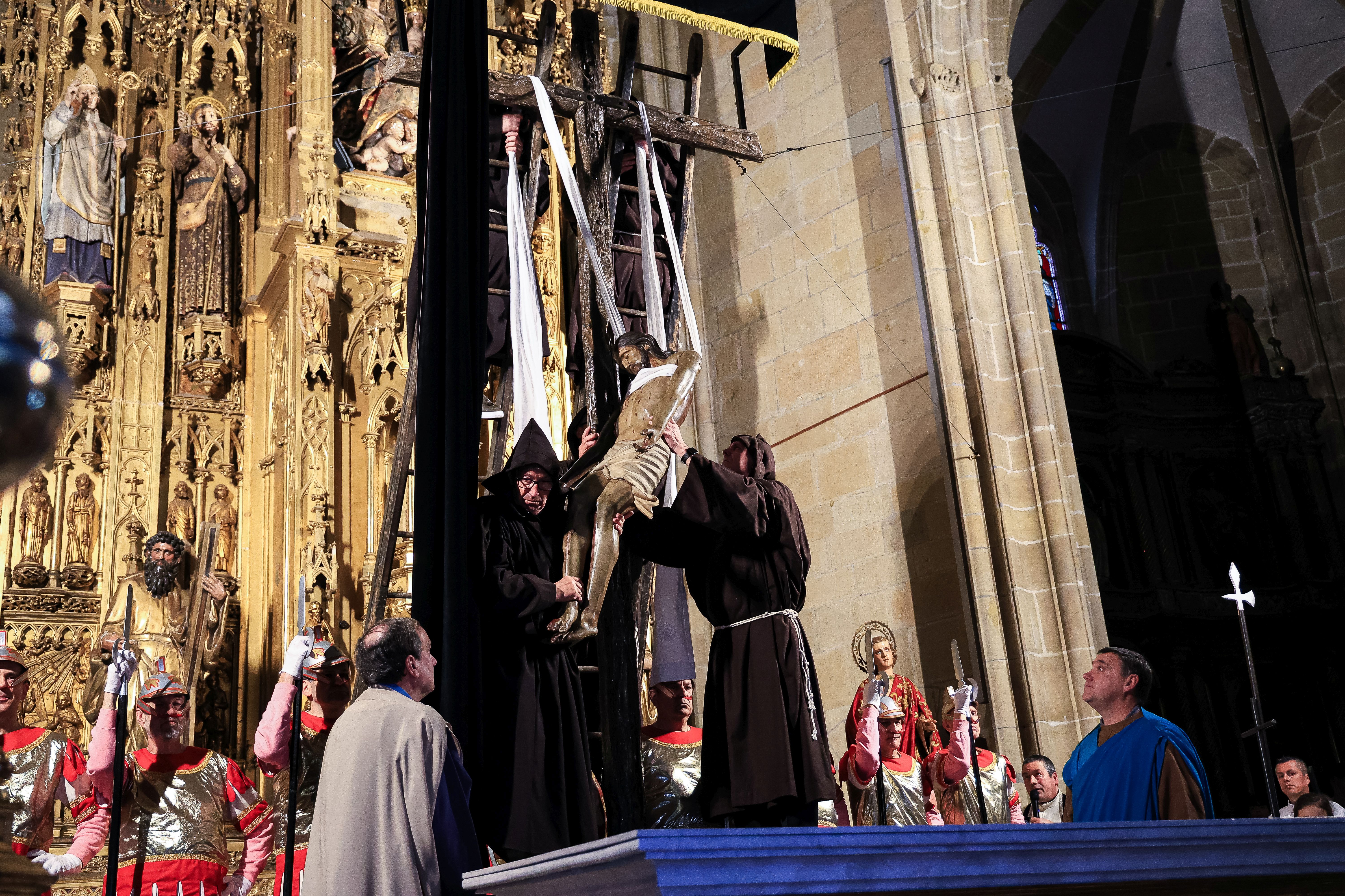 La lluvia confina la procesión dentro de la parroquia en Hondarribia