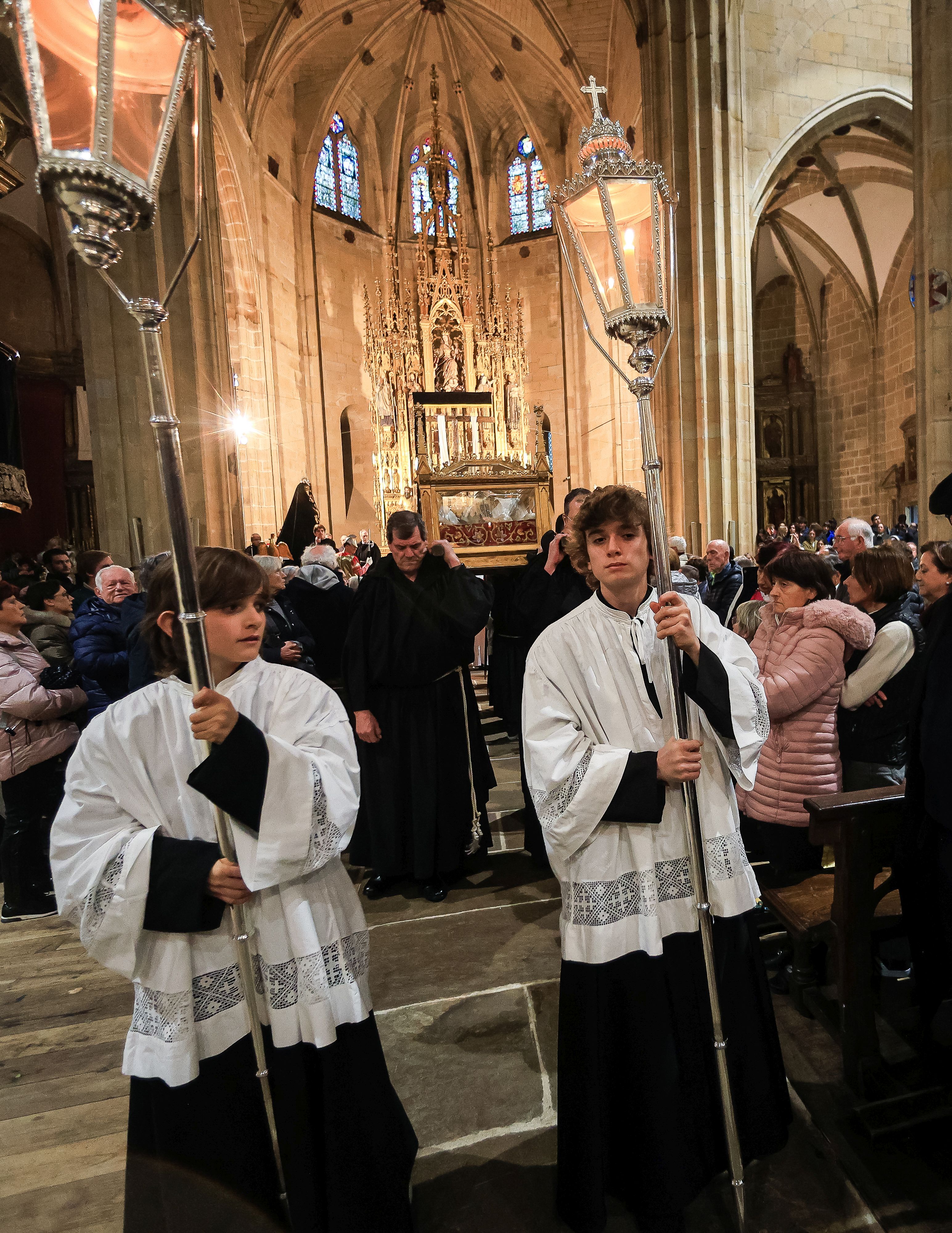 La lluvia confina la procesión dentro de la parroquia en Hondarribia