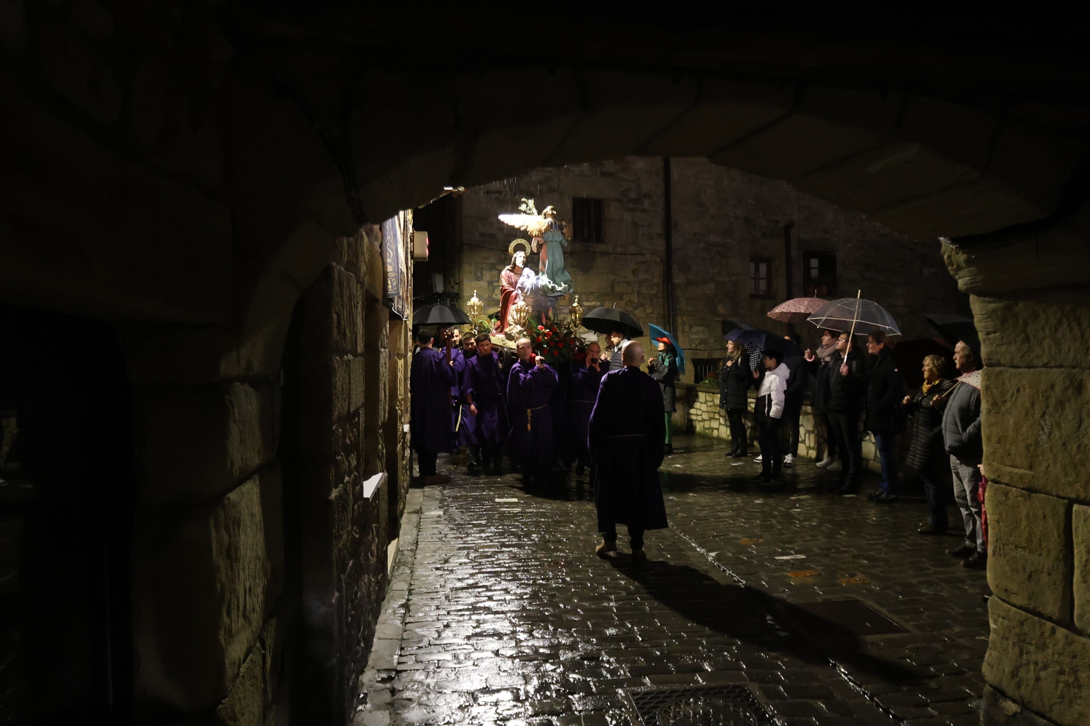 Tradicional procesión del Santo Entierro en Pasai Donibane