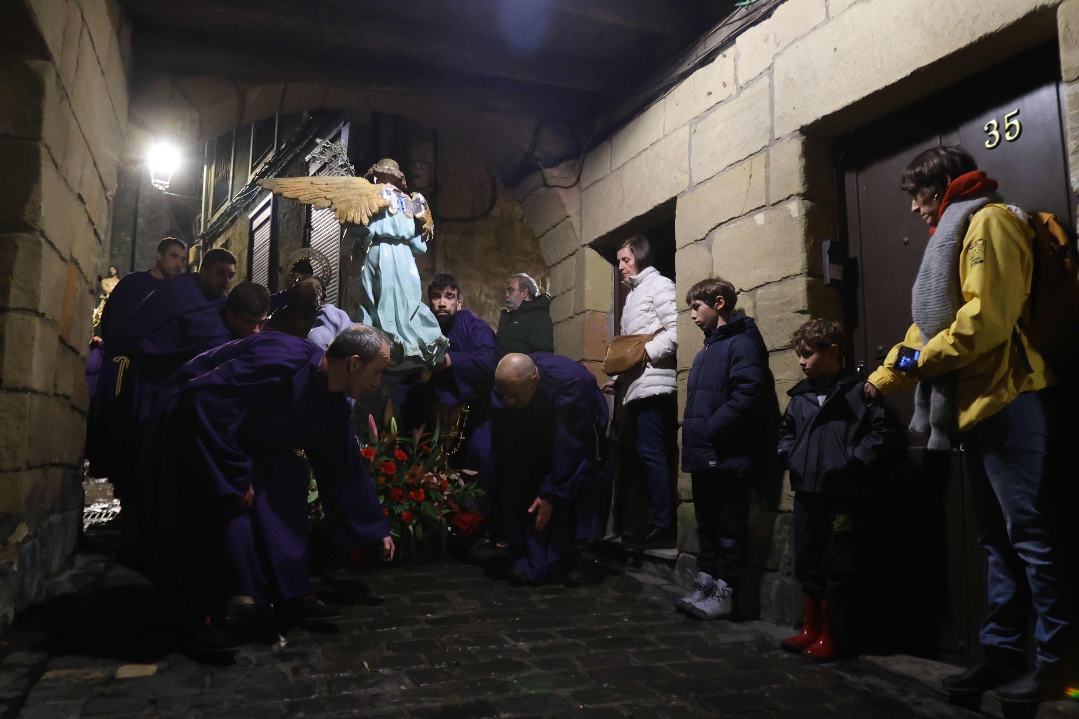 Tradicional procesión del Santo Entierro en Pasai Donibane