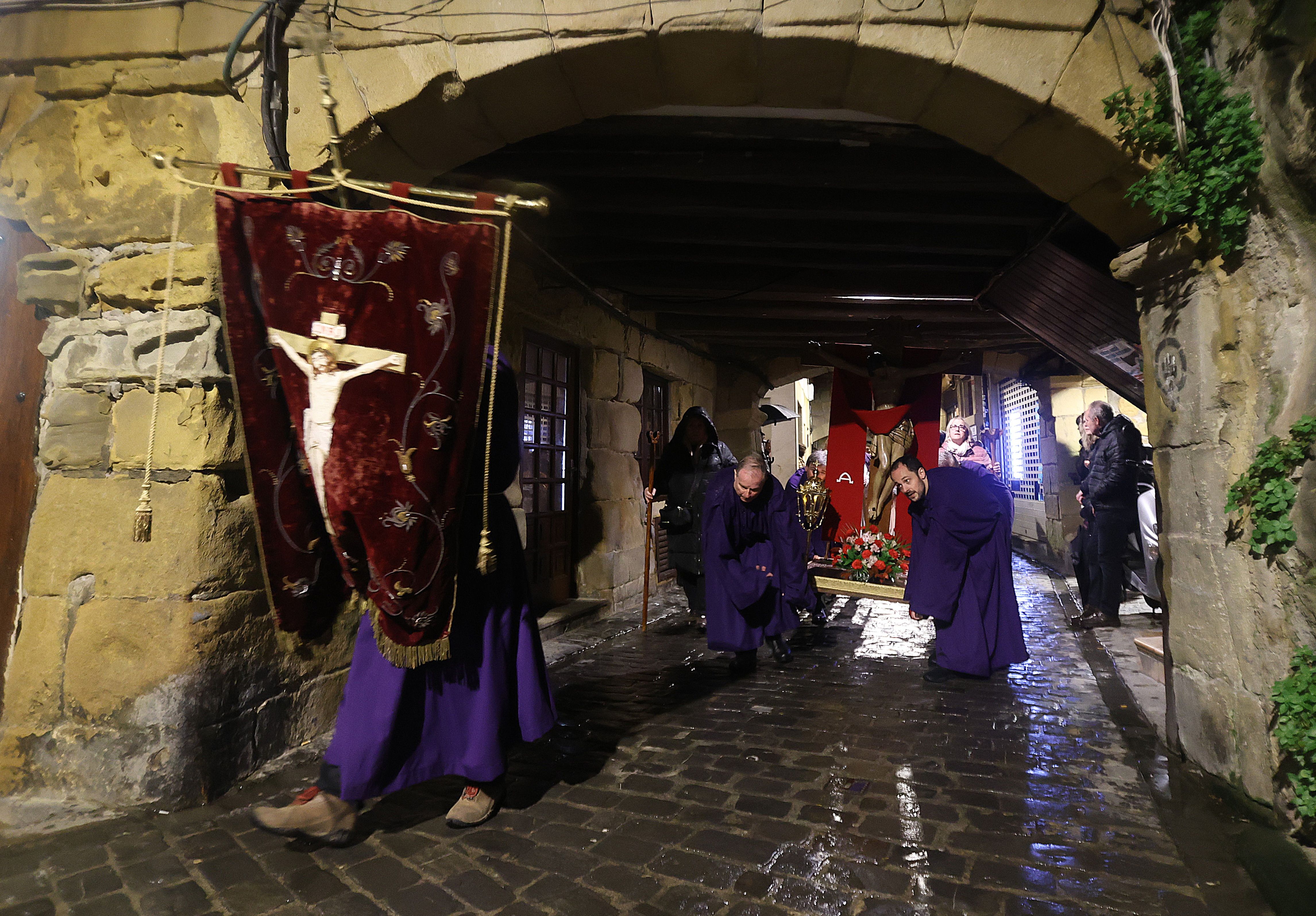 Tradicional procesión del Santo Entierro en Pasai Donibane