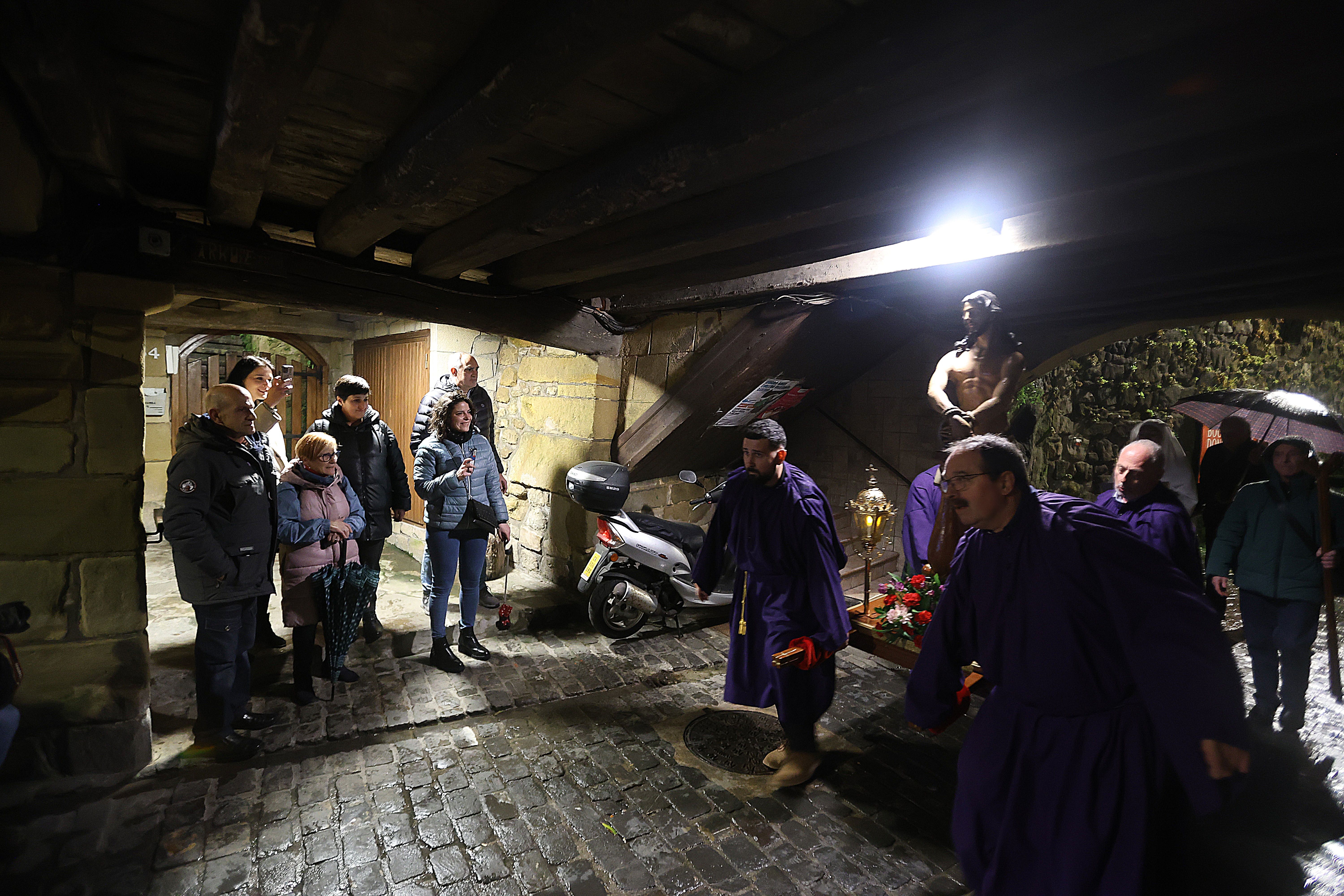 Tradicional procesión del Santo Entierro en Pasai Donibane