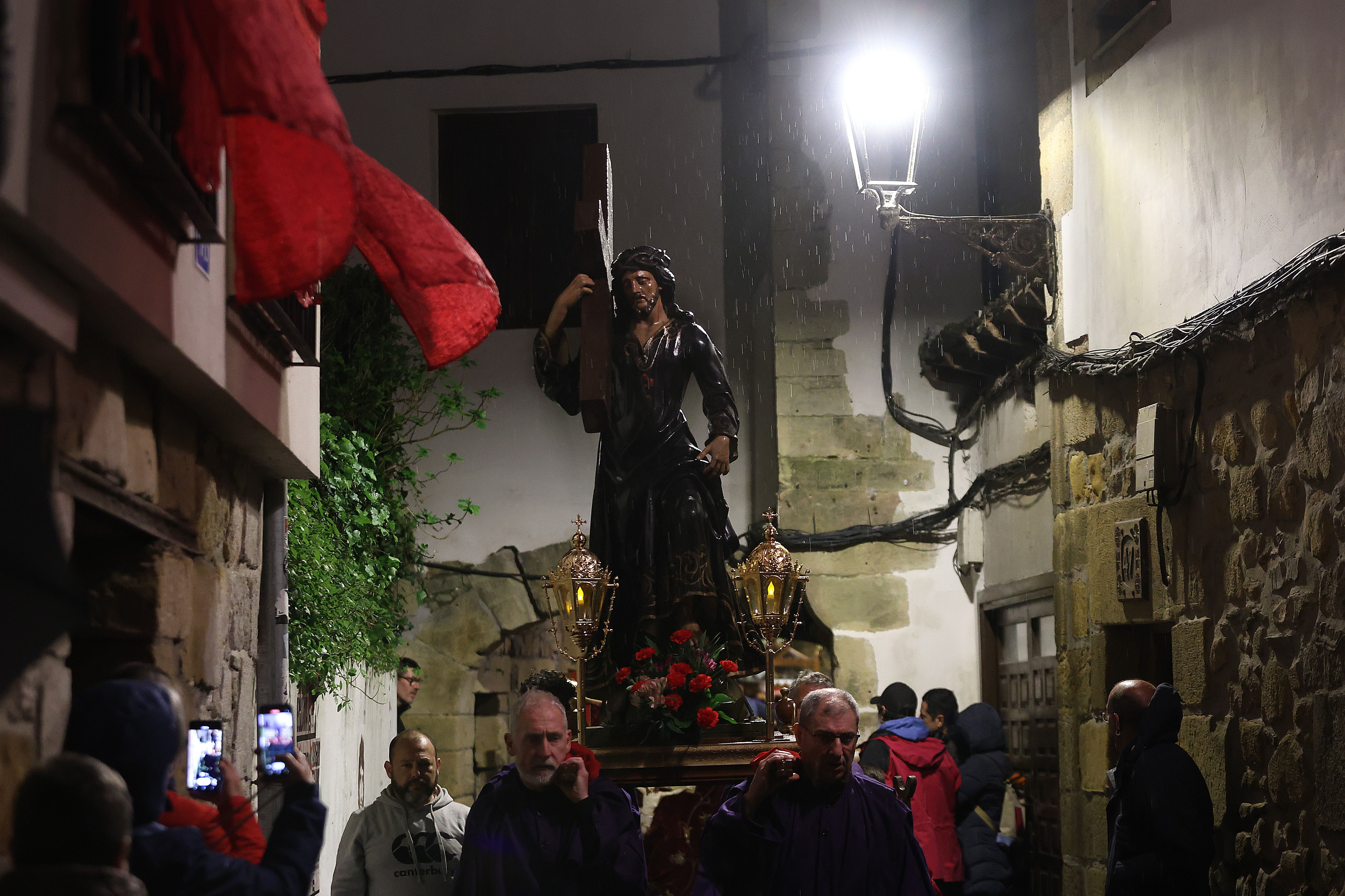 Tradicional procesión del Santo Entierro en Pasai Donibane