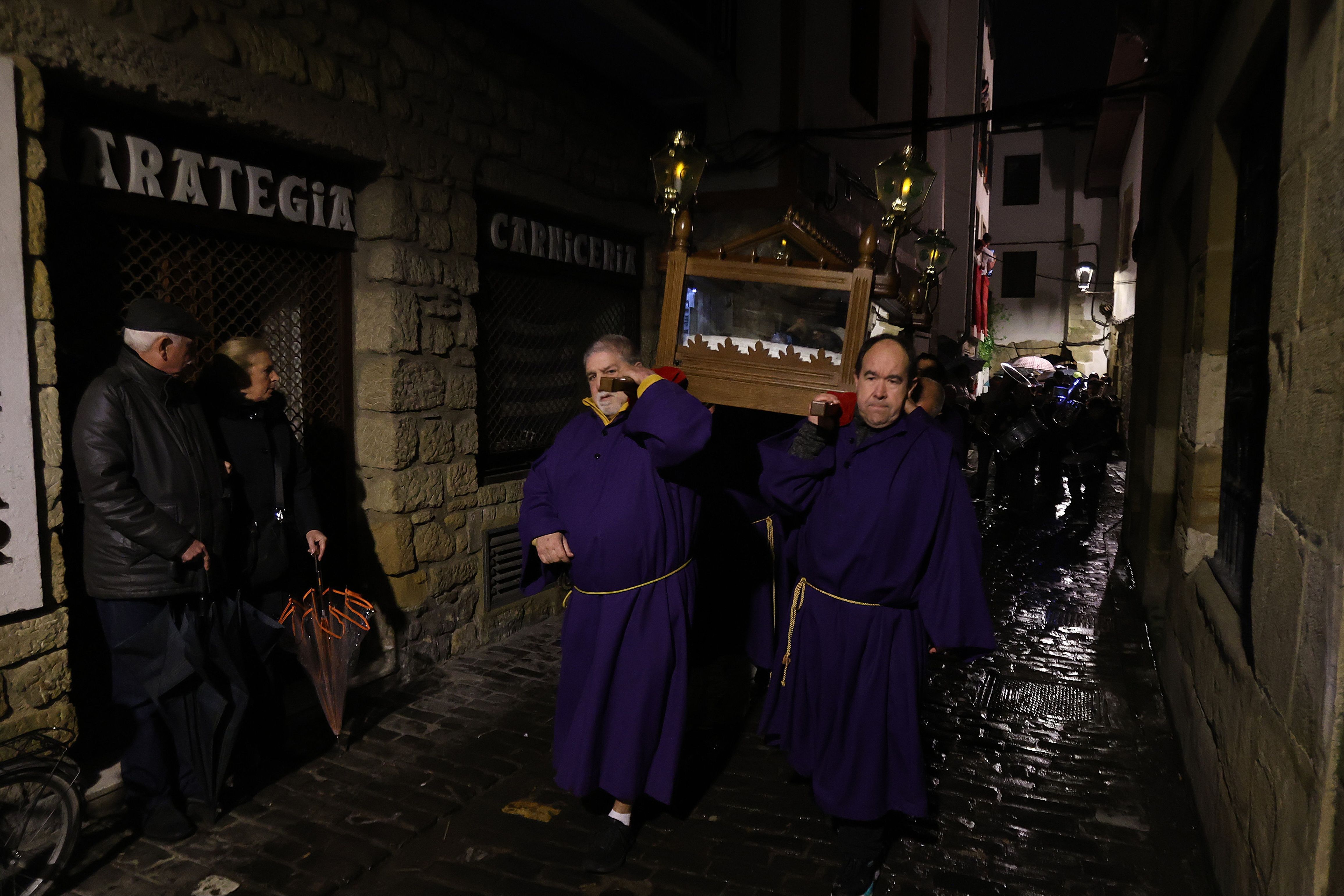 Tradicional procesión del Santo Entierro en Pasai Donibane