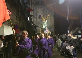 Tradicional procesión del Santo Entierro en Pasai Donibane