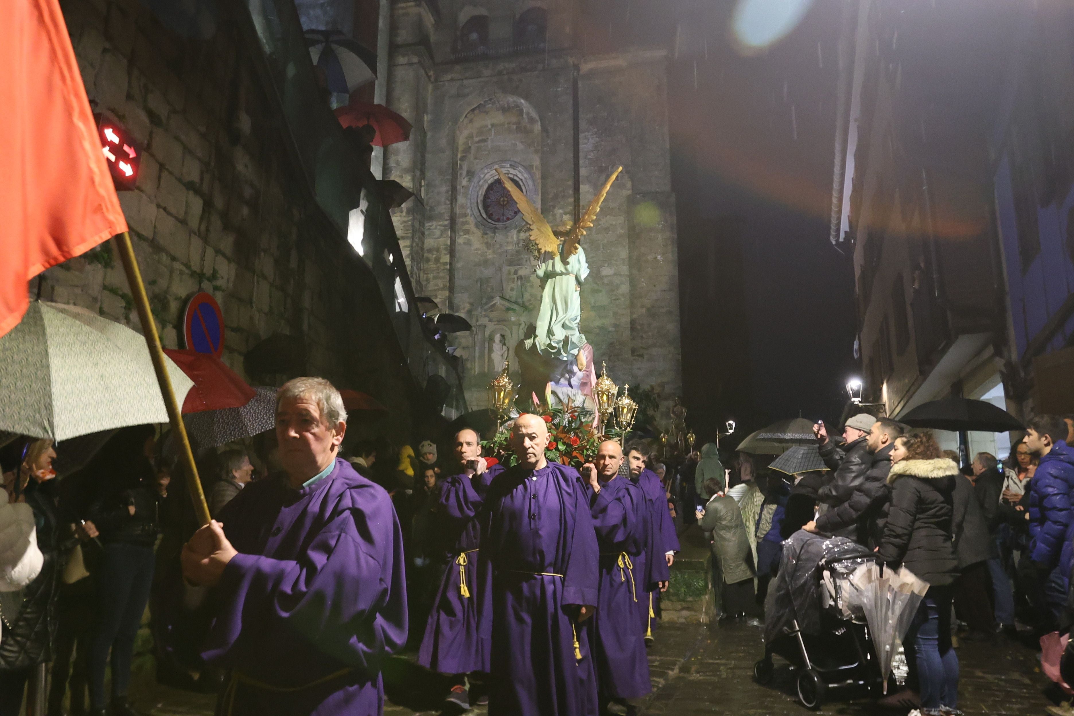 Tradicional procesión del Santo Entierro en Pasai Donibane