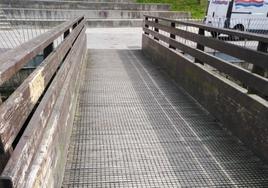 La red instalada en el puente de madera de la zona de Pabinsa.