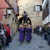 Los costaleros sanjuandarras llevando a hombros hace un año una de las figuras que desfila por el casco antiguo.