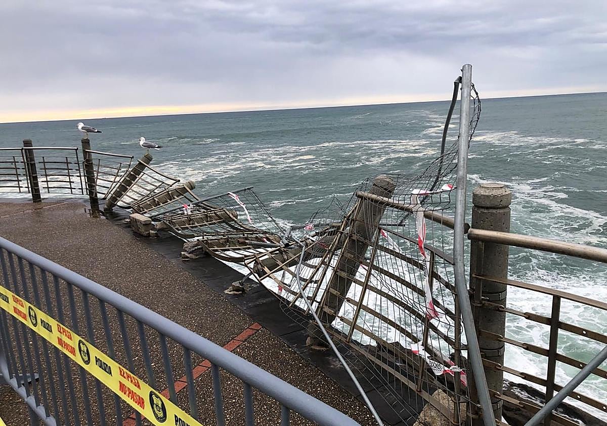 Imagen principal - El fuerte oleaje en el Peine del Viento donostiarra provoca un susto entre los turistas