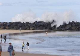 El aviso amarillo por olas de estos últimos días se hizo notar con fuerza en el espigón de la Zurriola.