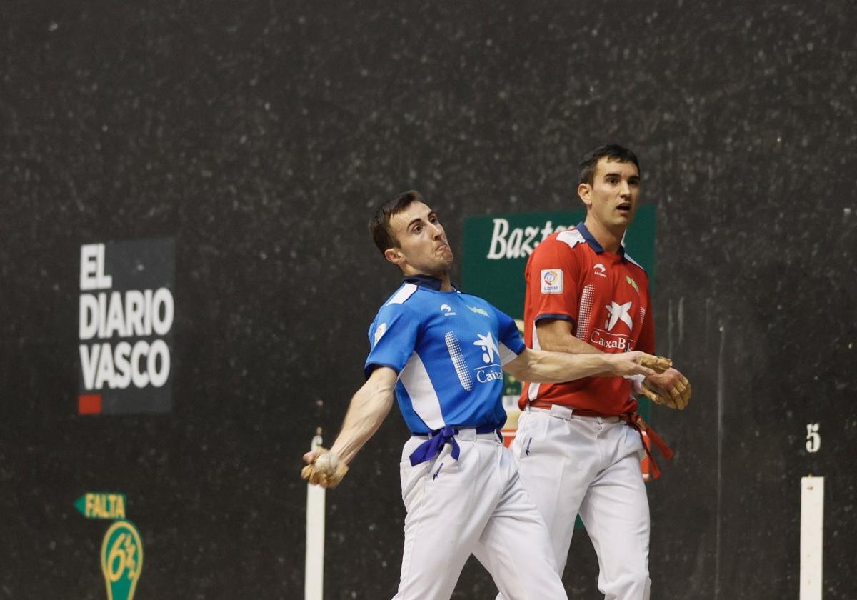 Joanes Bakaikoa suelta un derechazo en presencia de Mikel Urrutikoetxea en la previa de este sábado en Lekeitio.