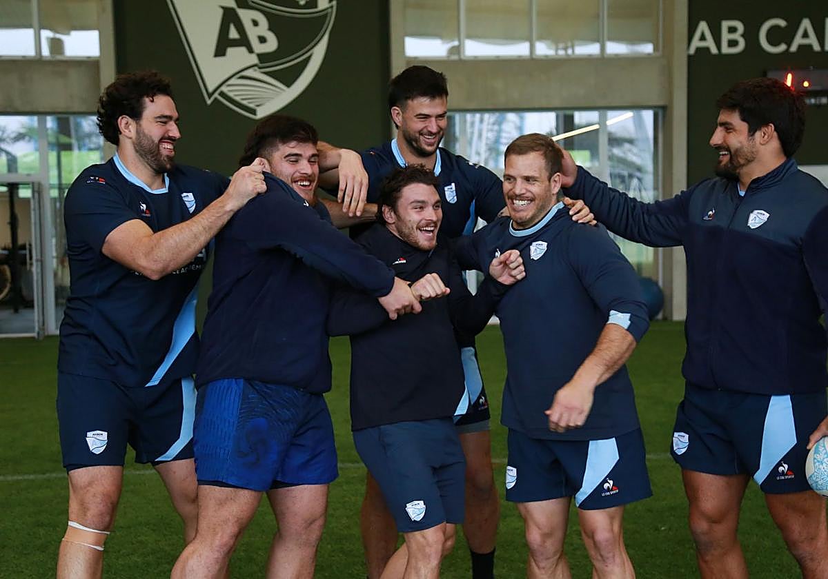 Varios jugadores del Aviron bromean entre ellos durante un entrenamiento.