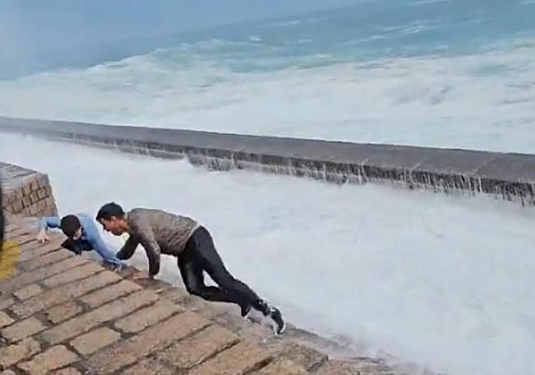 Imágenes de la ola que derribó a los paseantes en el Peine del Viento.