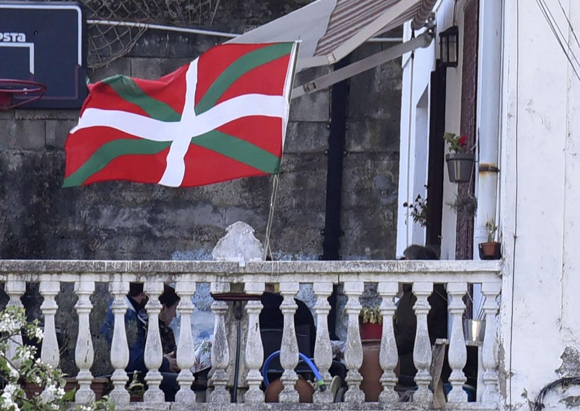 Una ikurriña ondea en un balcón de Tolosa durante el Aberri Eguna.