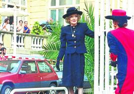 Foto inédita y ahora restaurada con la llegada de Bette Davis a Donostia con su Kathryn Sermak.