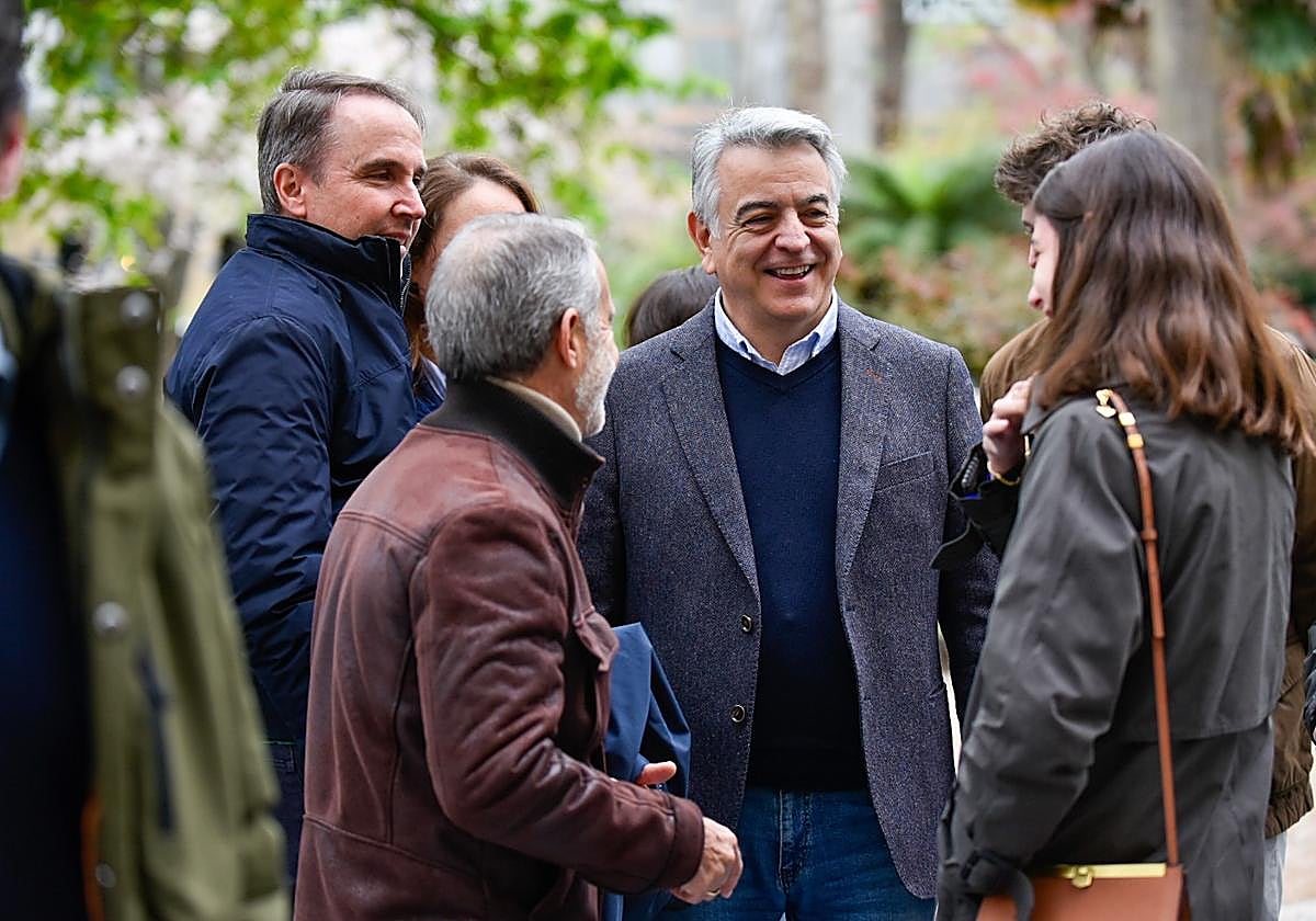 Javier de Andrés en un acto frente a la Diputación de Gipuzkoa en Donostia.