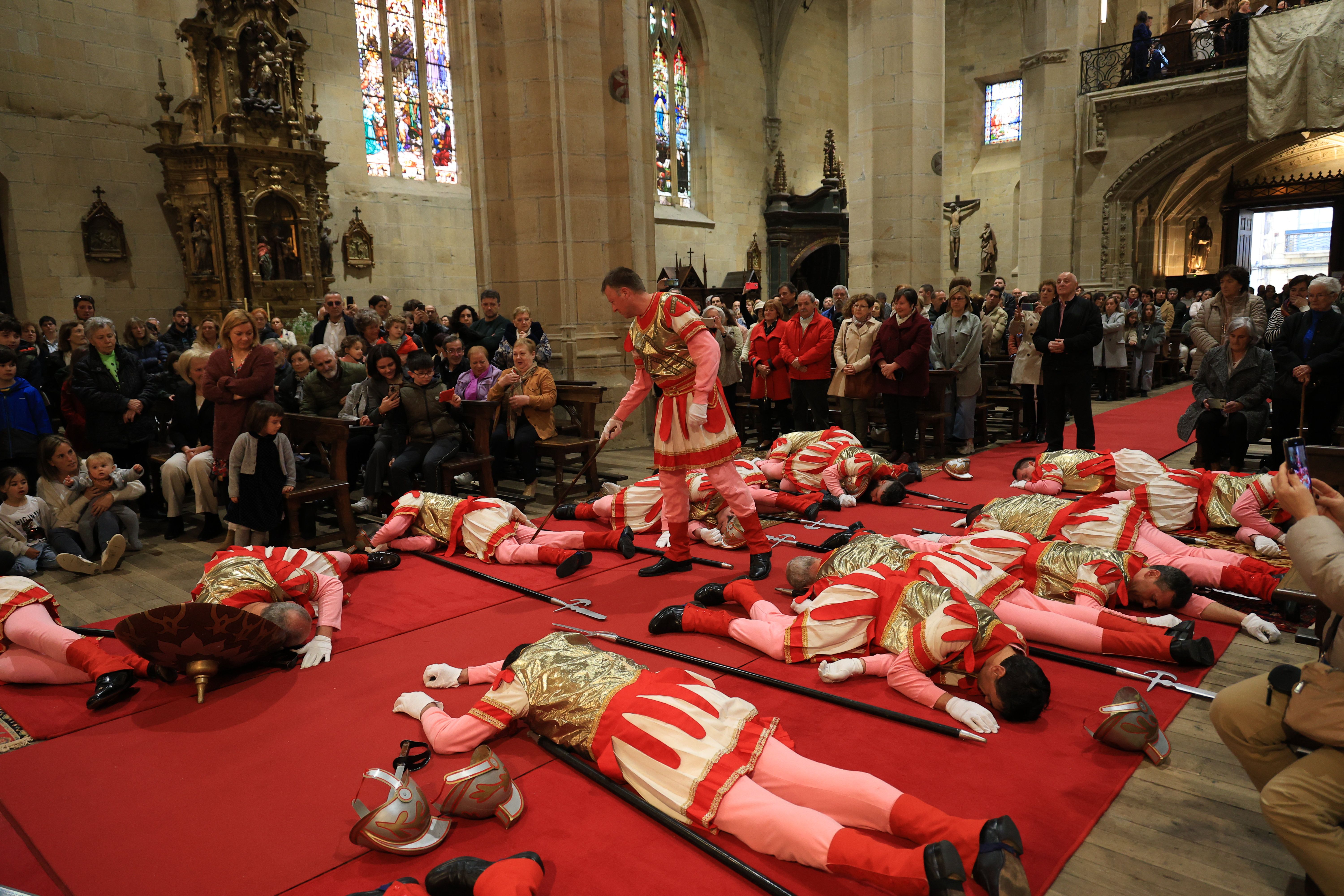 Hondarribia vive la tradicional caída de los romanos