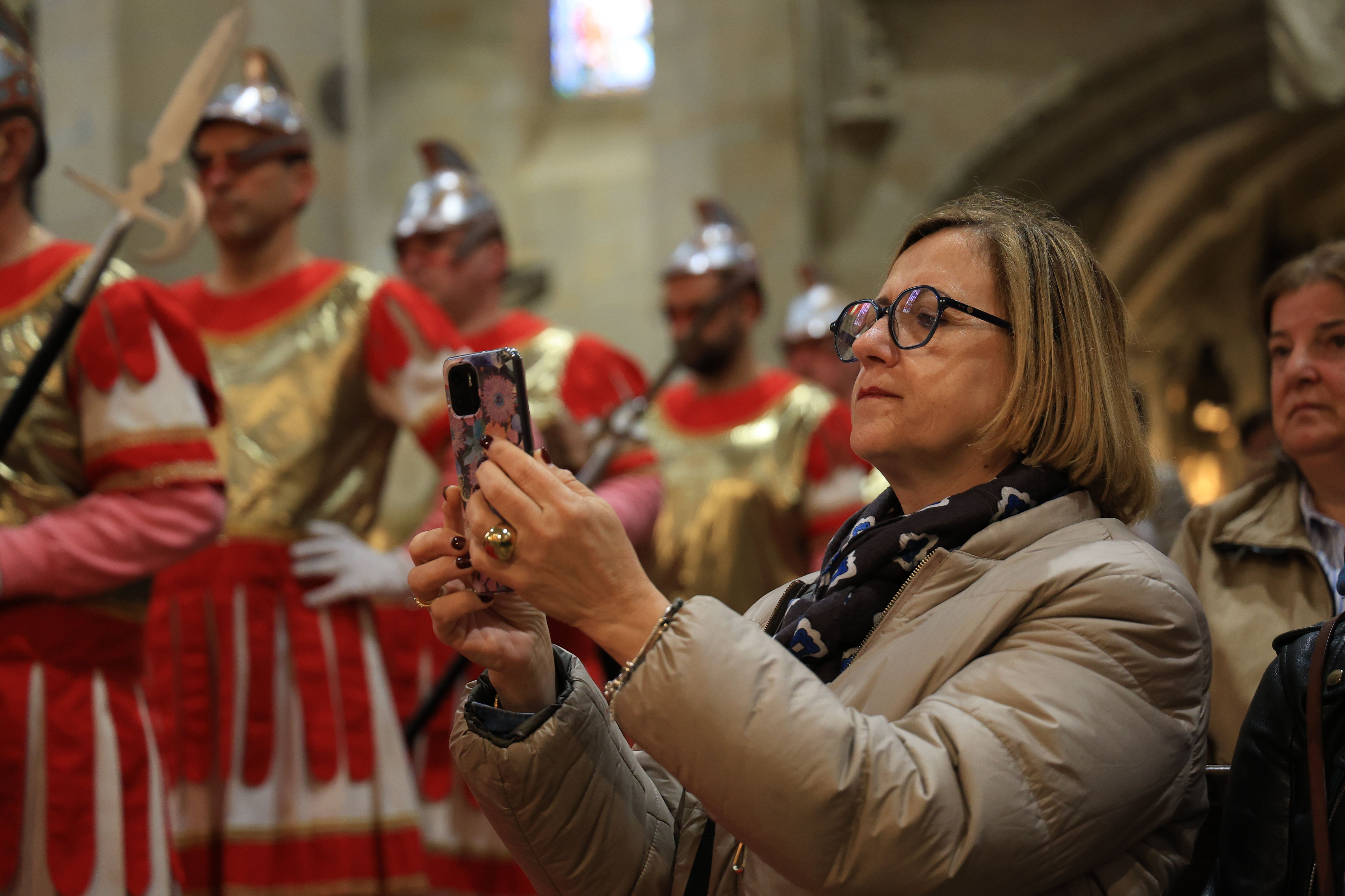 Hondarribia vive la tradicional caída de los romanos