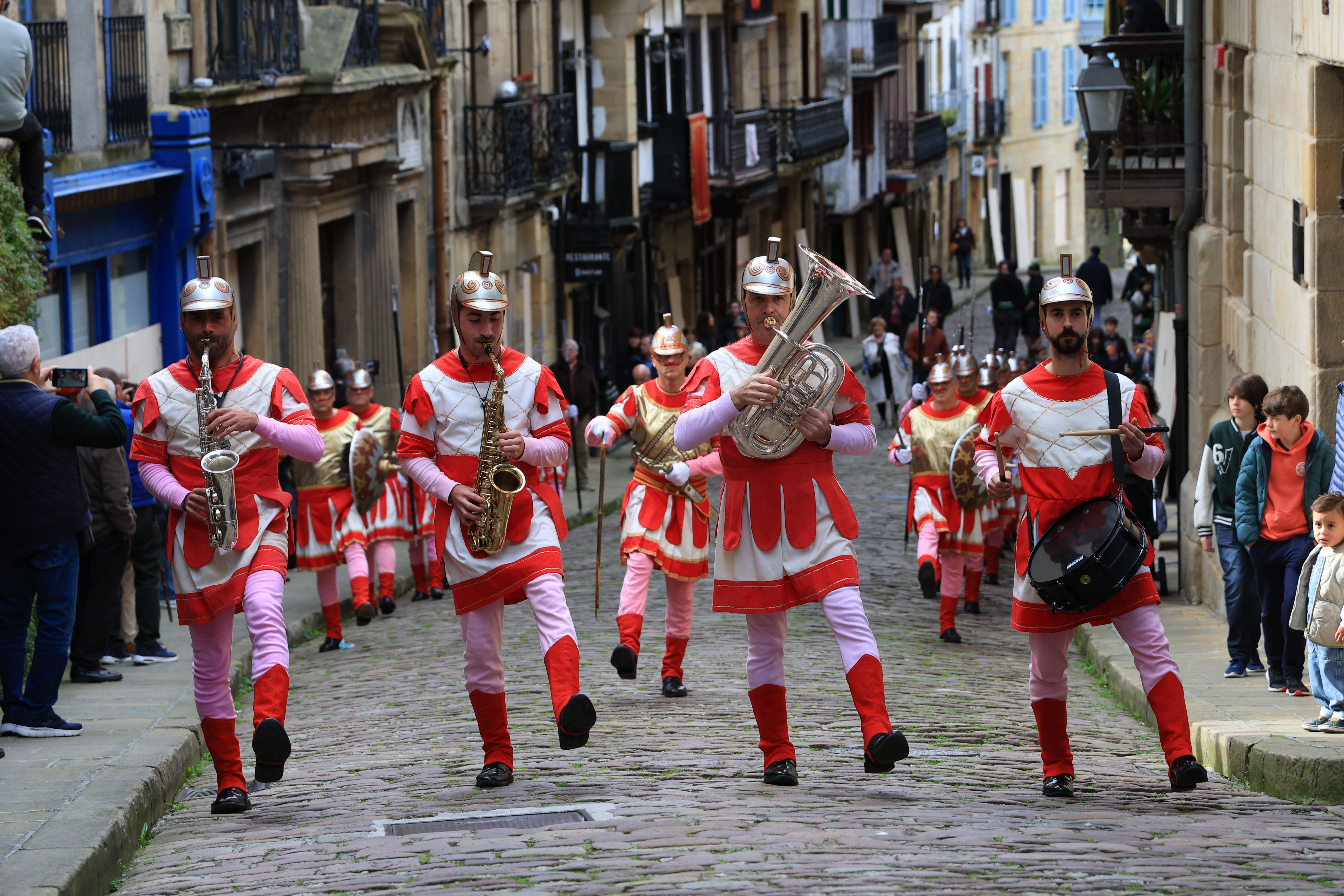 Hondarribia vive la tradicional caída de los romanos