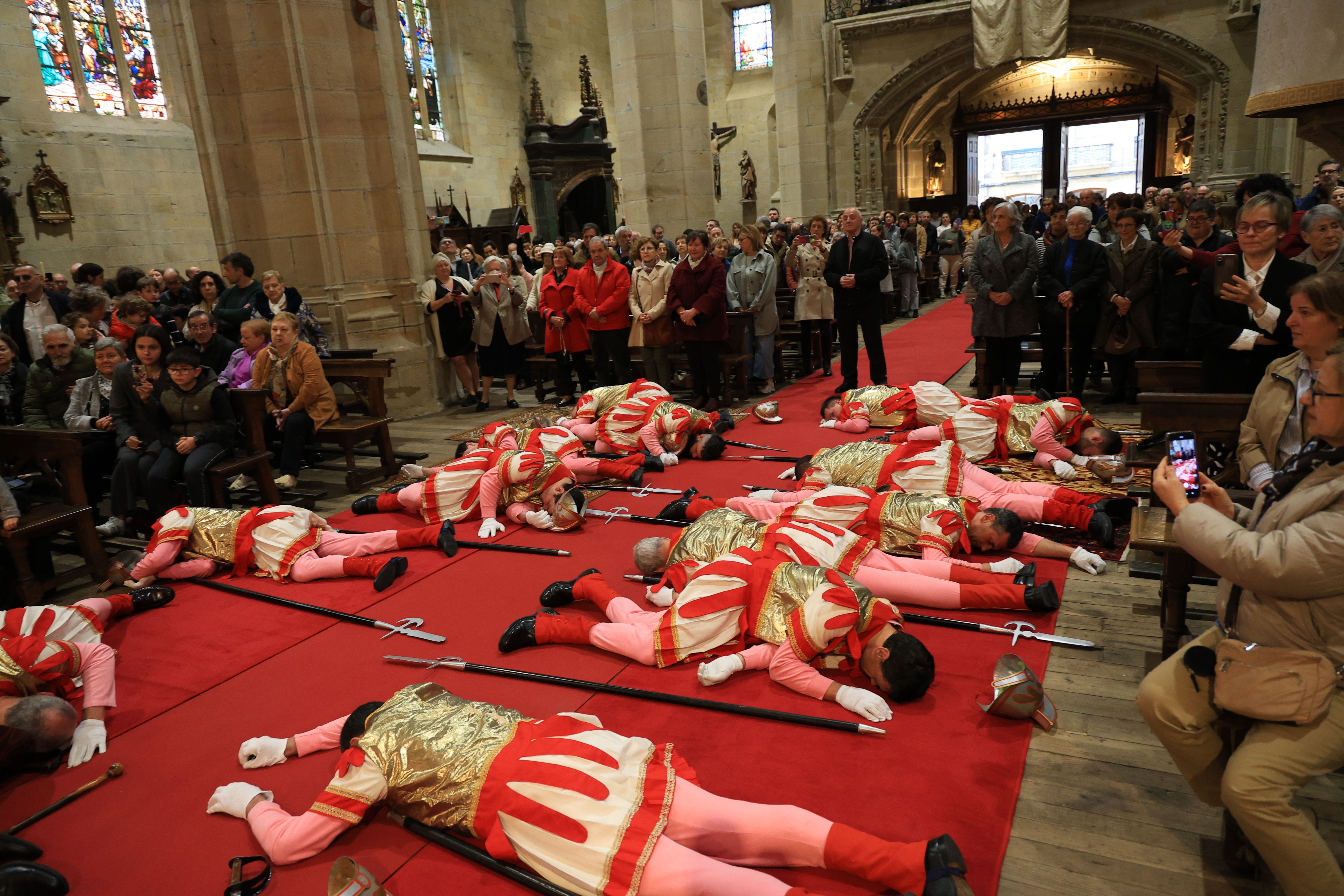 Hondarribia vive la tradicional caída de los romanos