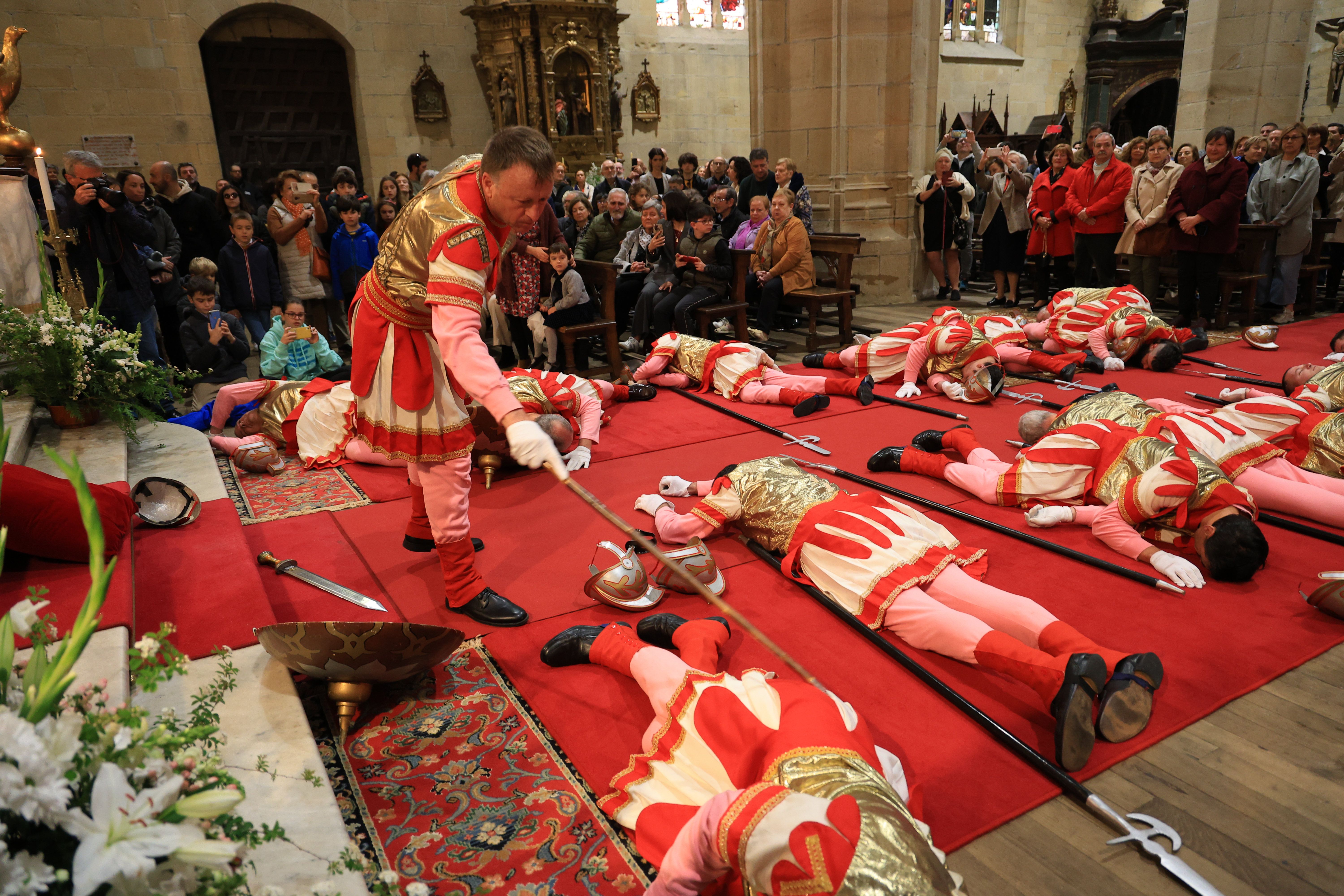 Hondarribia vive la tradicional caída de los romanos