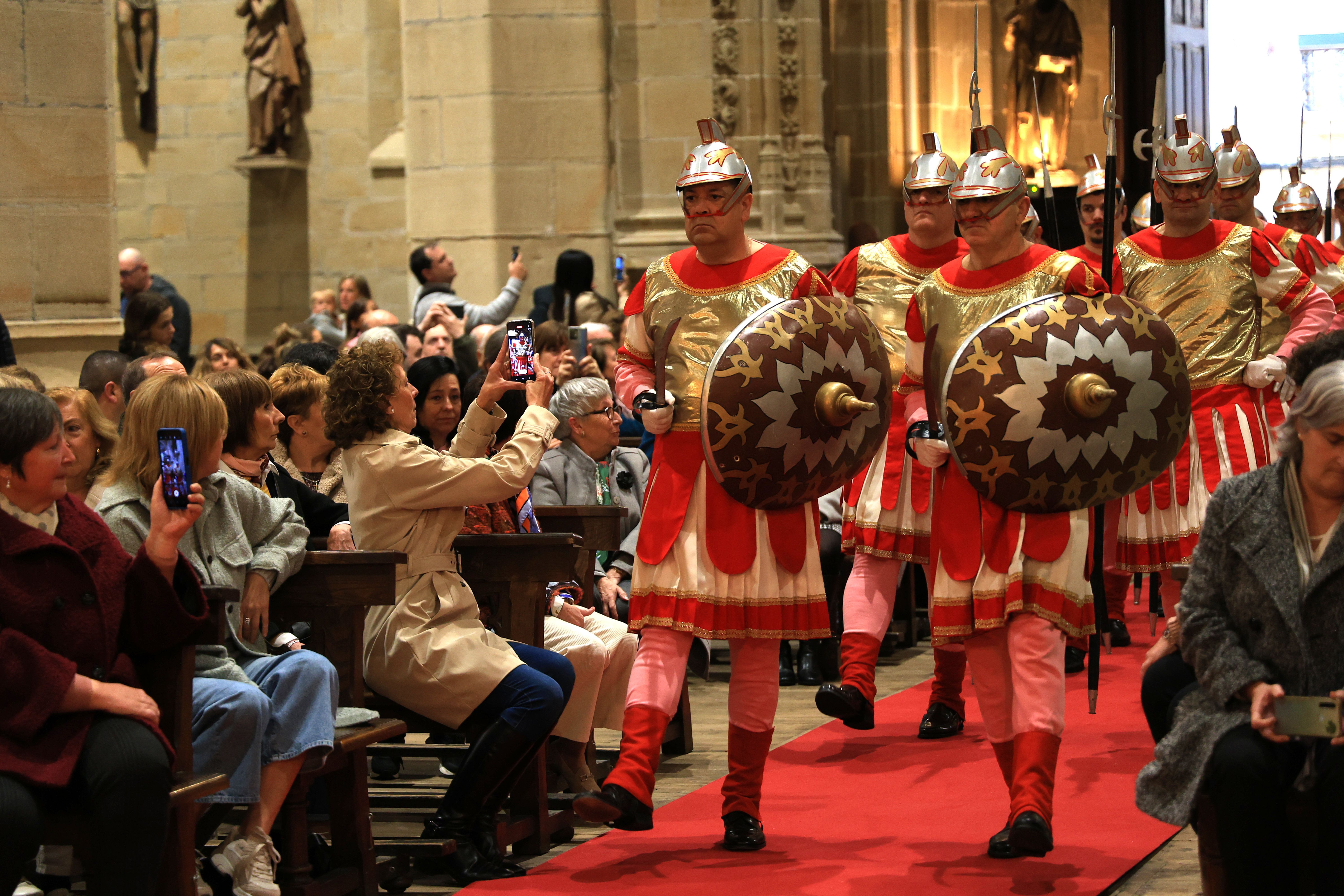 Hondarribia vive la tradicional caída de los romanos