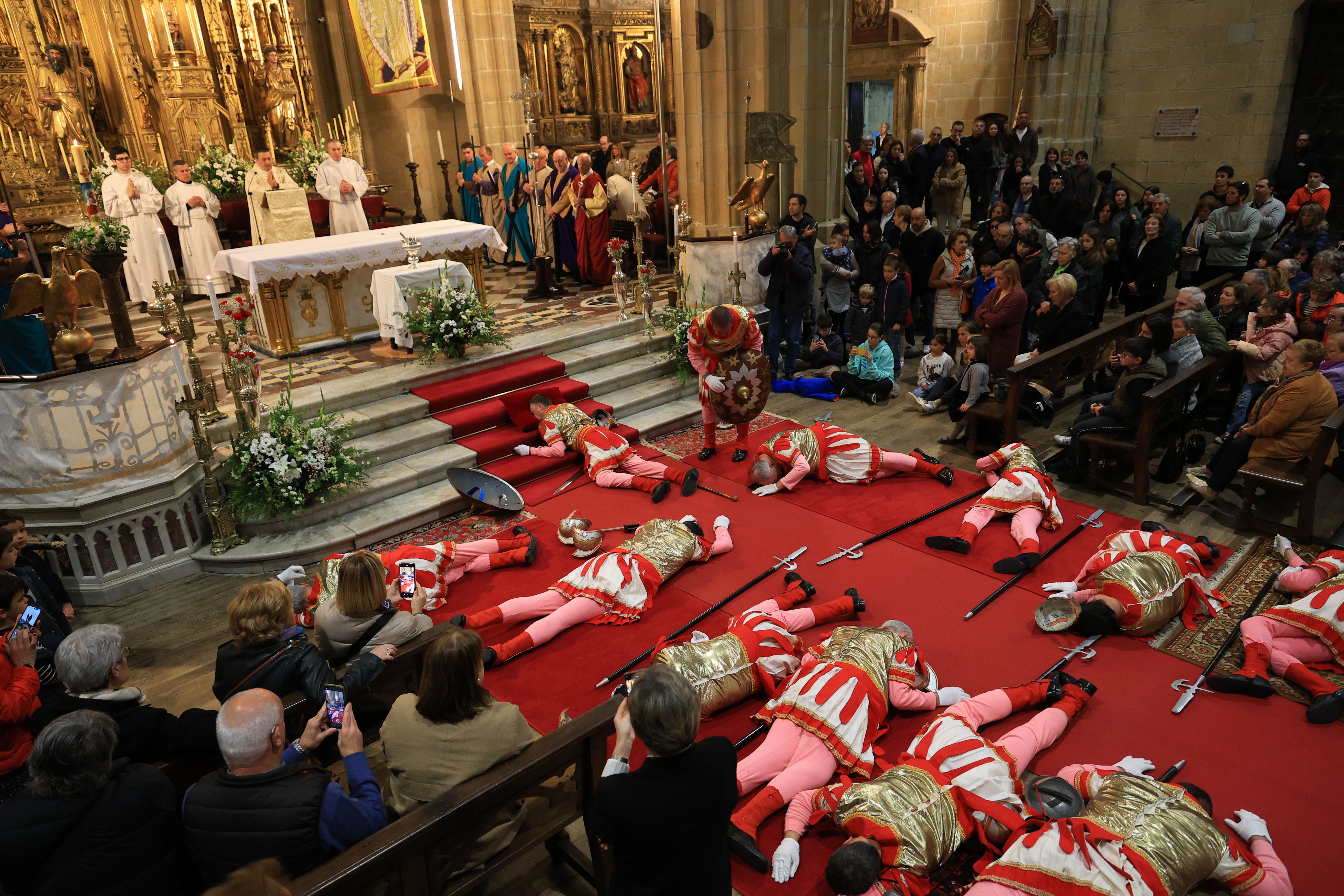 Hondarribia vive la tradicional caída de los romanos