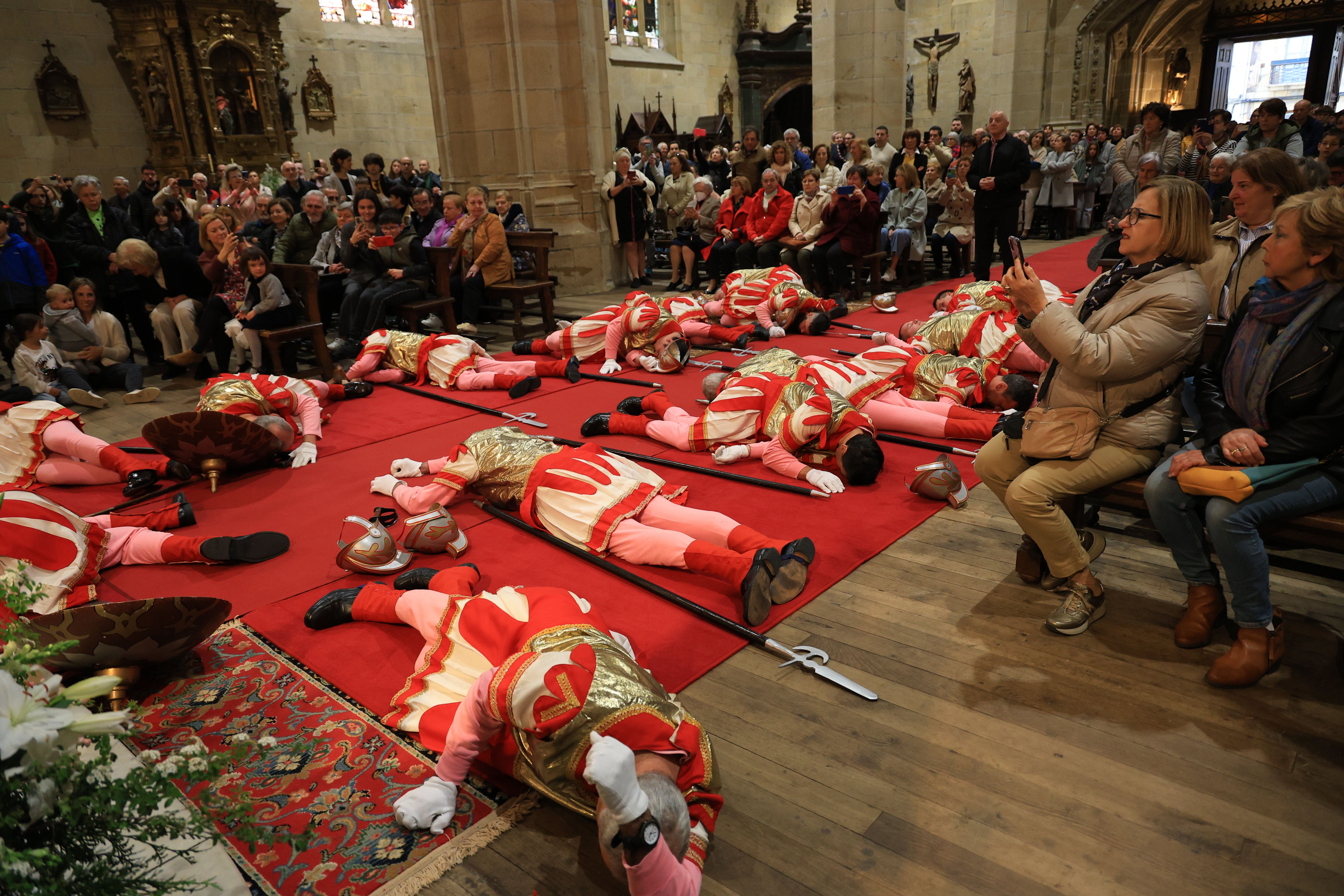 Hondarribia vive la tradicional caída de los romanos