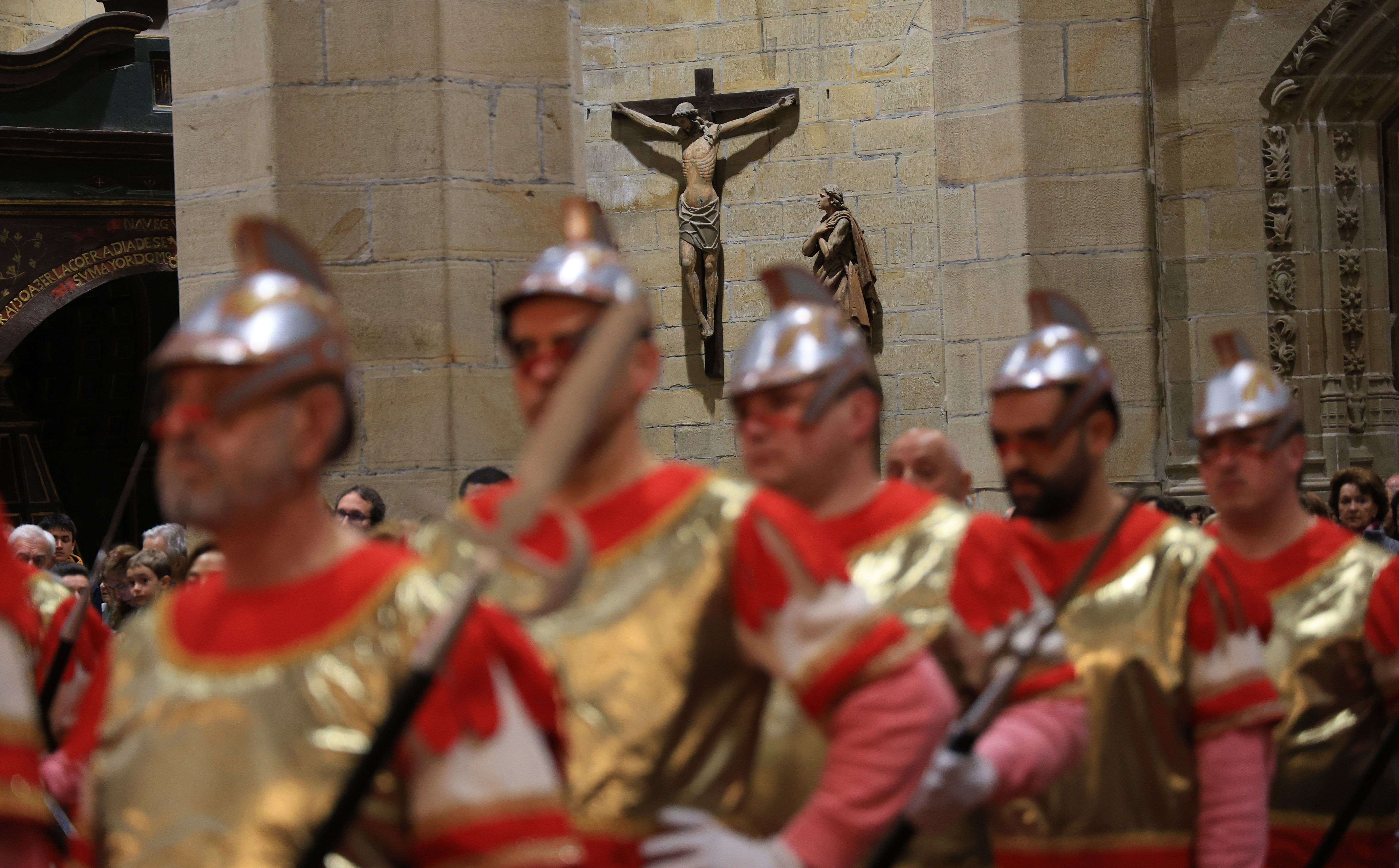 Hondarribia vive la tradicional caída de los romanos