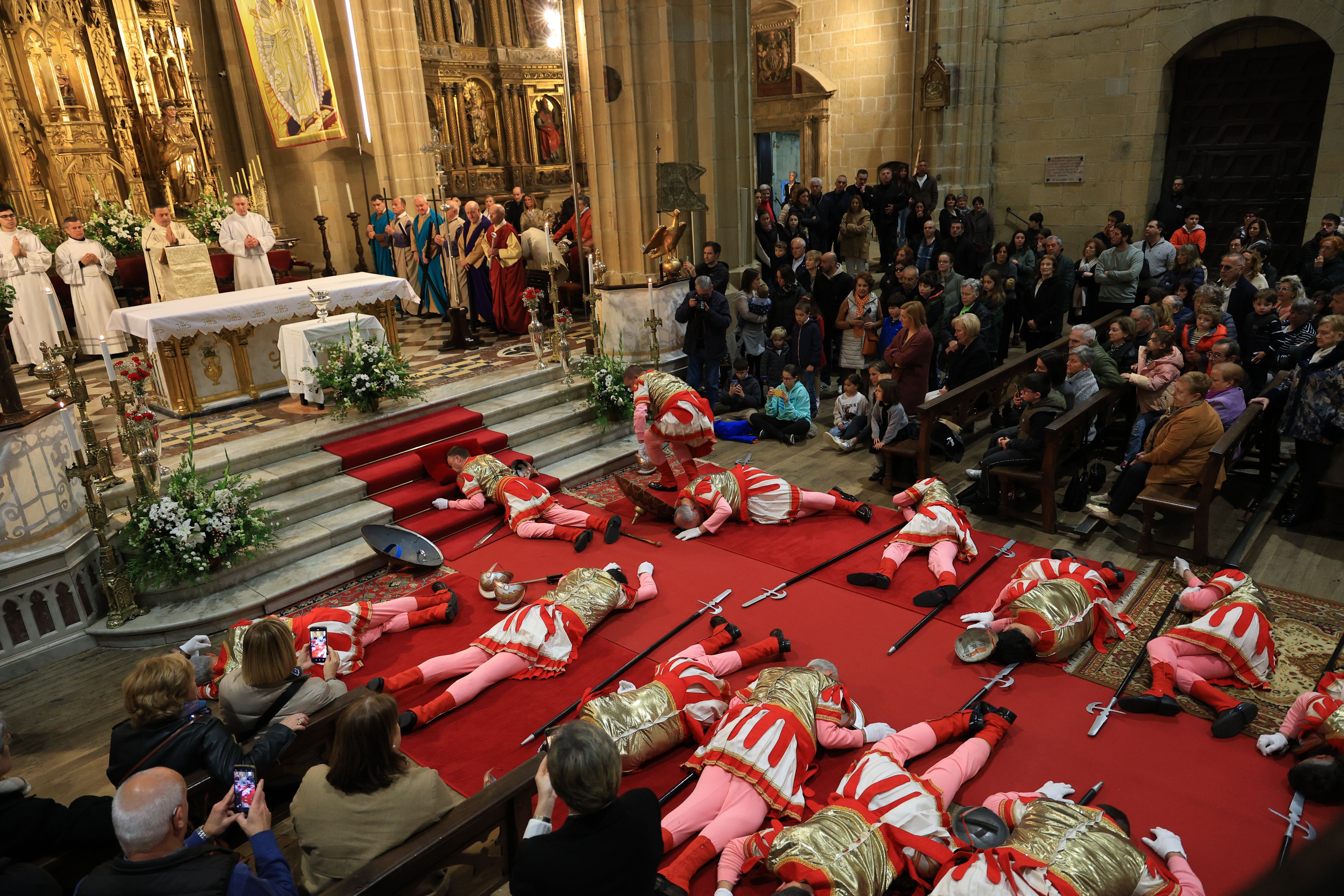 Hondarribia vive la tradicional caída de los romanos