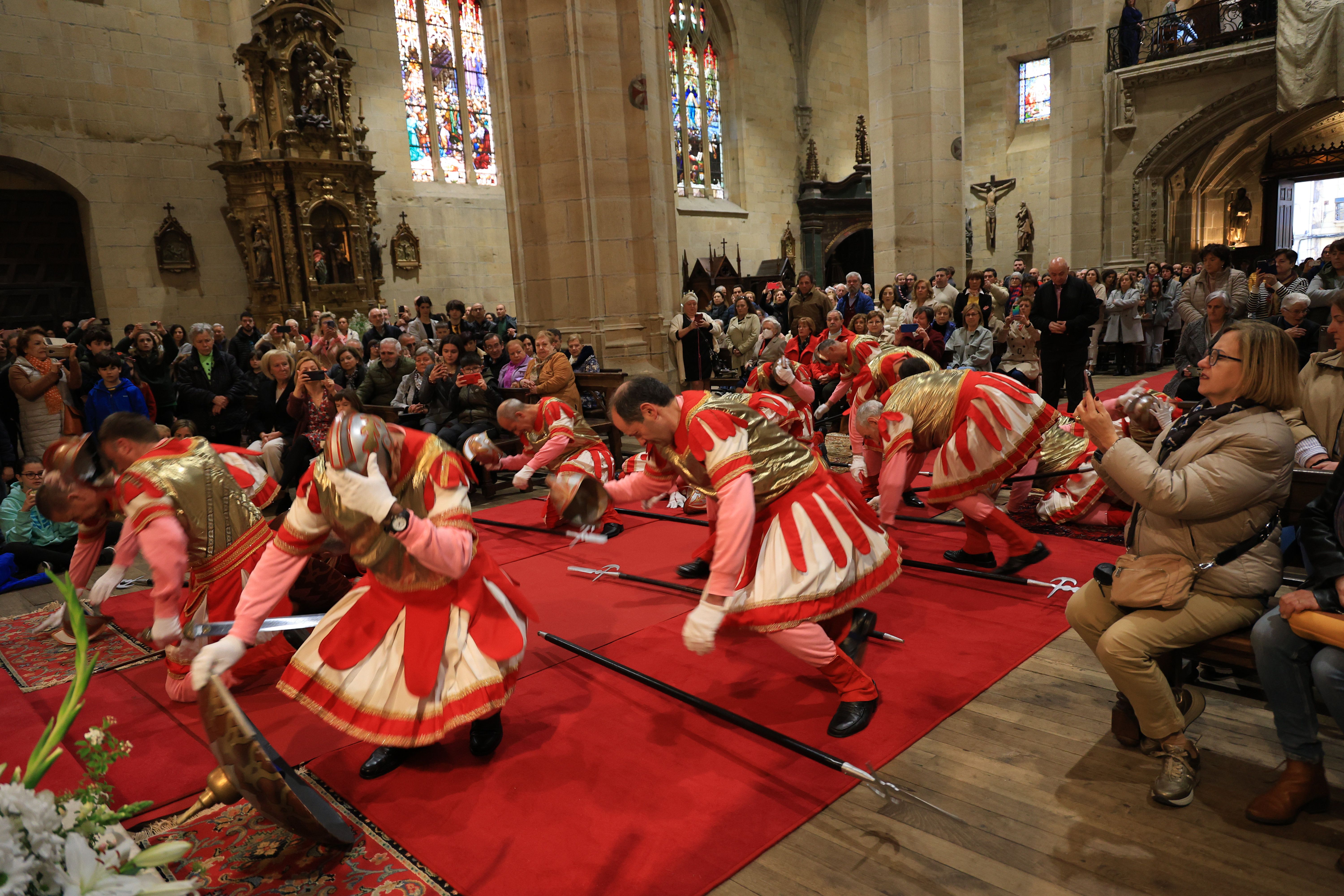 Hondarribia vive la tradicional caída de los romanos