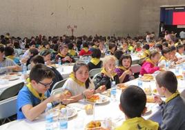 Los jóvenes lazkaotarras disfrutan de la comida en el frontón.