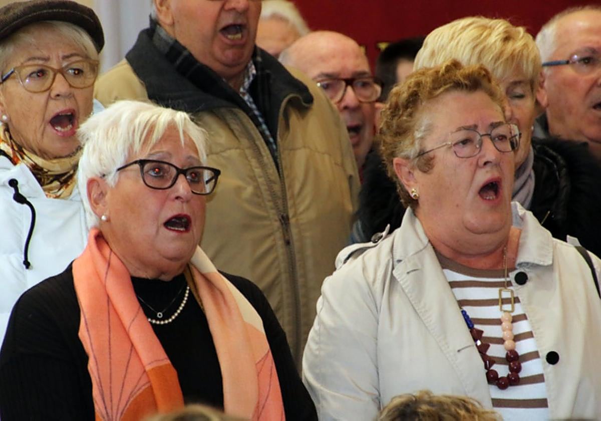 Herriko abesbatza Getariako Ereserkia abesten udal aretoan.