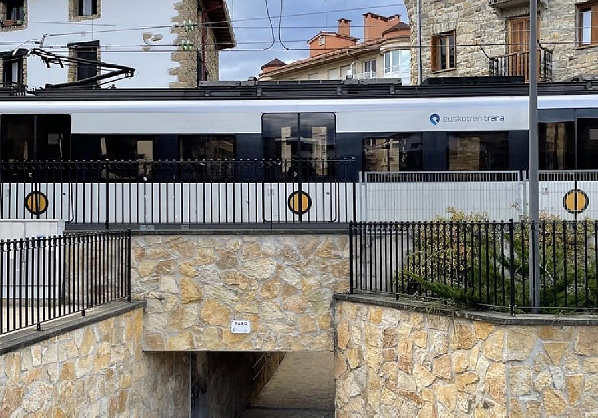 Trenak berriro Paxo pasaleku gainetik dabiltza. hilabete askotan trenbidea itxita egon ondoren.