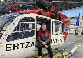 Pablo Izaguirre apoyado en uno de los helicópteros habituales en los rescates de montaña.