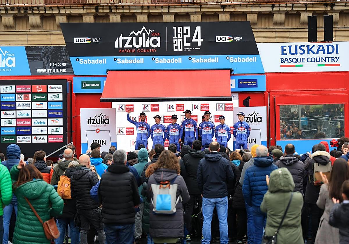 El equipo Alpecin saluda al público que acudió a la presentación, este domingo por la tarde en Irun.