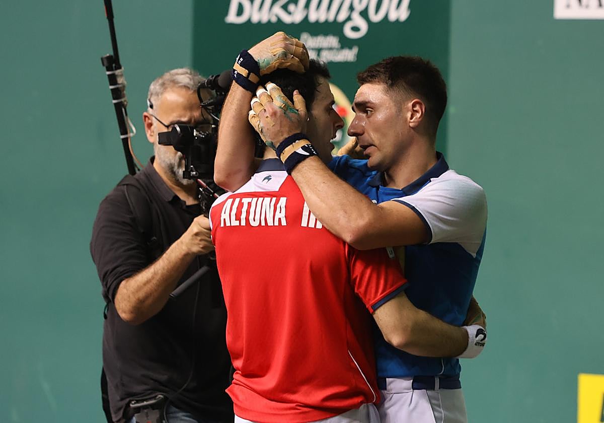 Altuna III felicita a Peio Etxeberria, que consuela al amezketarra.