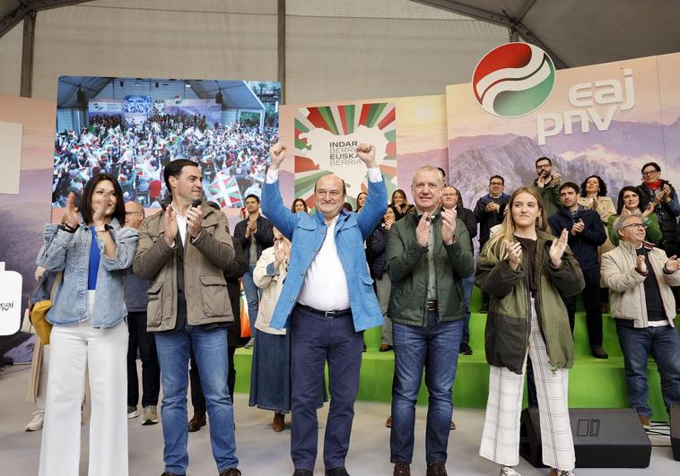 Un momento del acto celebrado en Bilbao, con Ortuzar, Urkullu y Pradales en el centro.