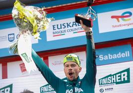 Roglic celebra en el podio de Irun su victoria en la contrarreloj de la Itzulia.