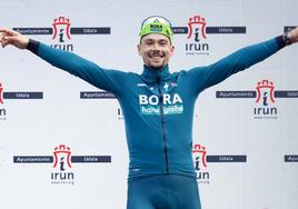 Primoz Roglic, en el podio de Irun.