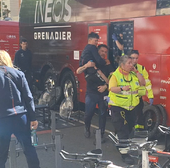 El británico Tom Pidcock, evacuado en brazos a un centro sanitario tras su caída en la previa de la Itzulia