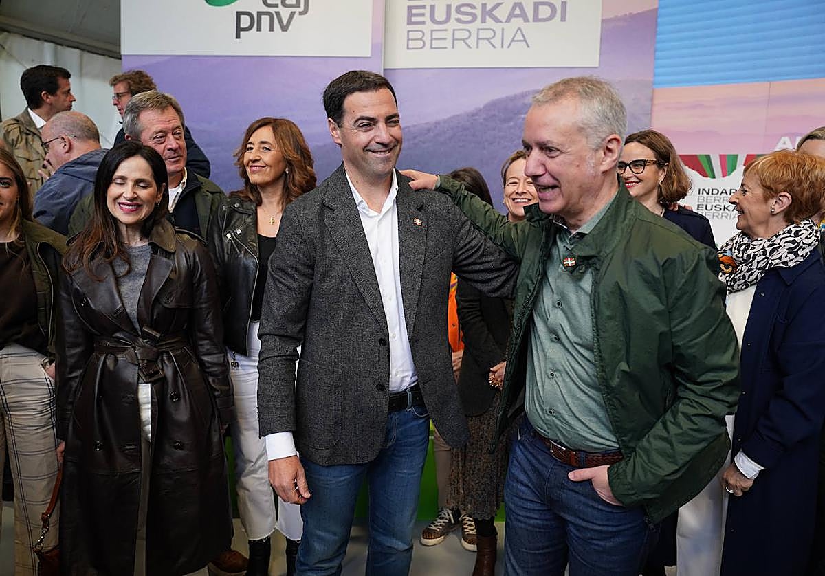 El candidato del PNV a lehendakari, Imanol Pradales, junto a Iñigo Urkullu este pasado domingo.